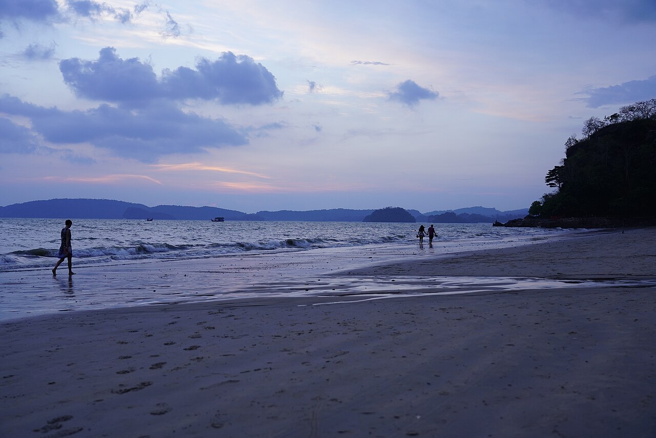Playa de Ao Nang con barcos de cola larga y acantilados de piedra caliza, Krabi, Tailandia