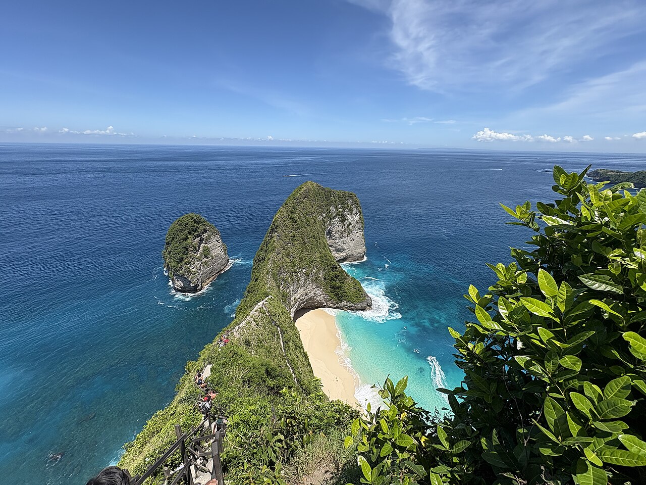 Kelingking Beach T-Rex Bay auf der Insel Nusa Penida mit dramatischen Klippenformationen und türkisfarbenem Wasser