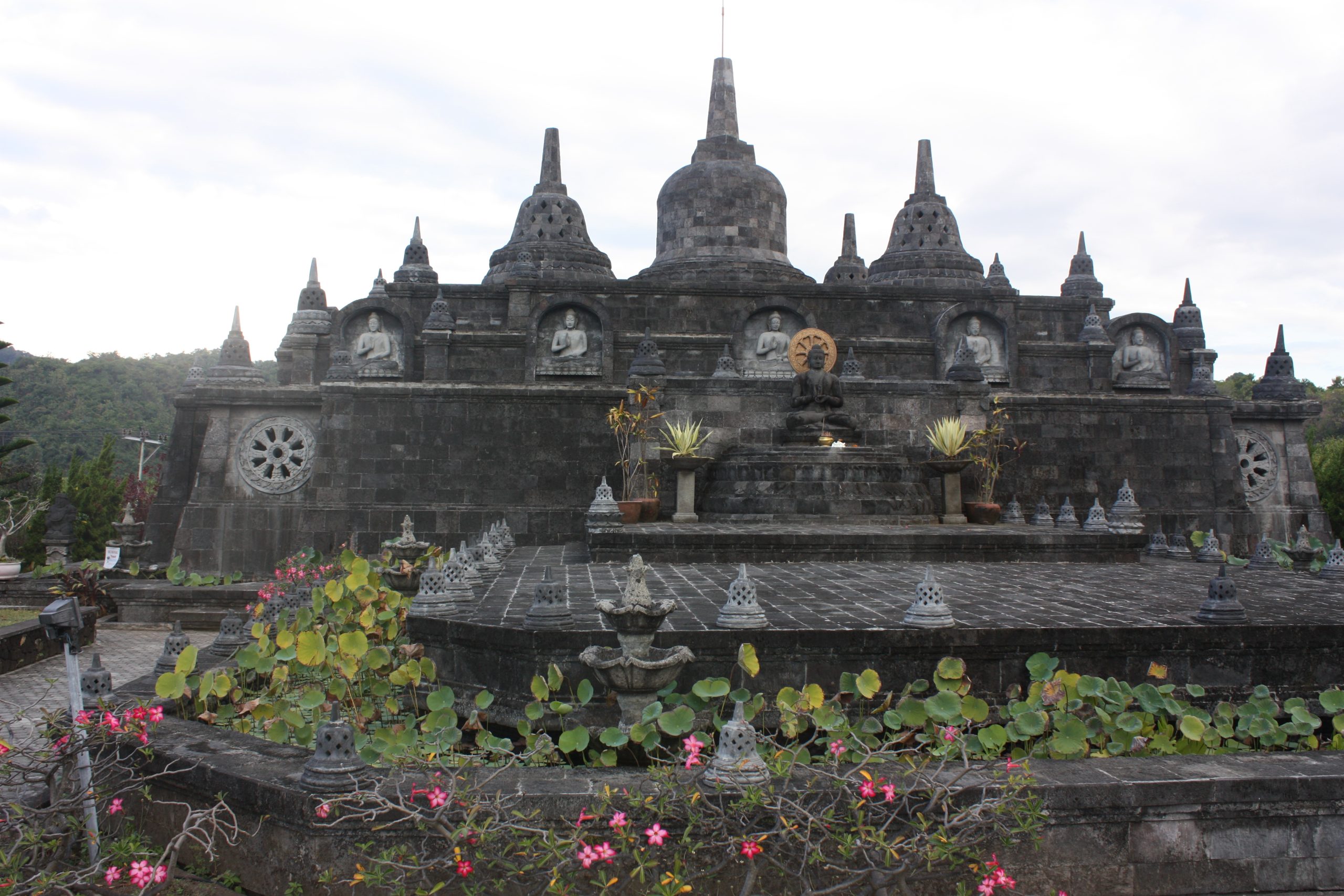 Mini Replica di Borobudur al Brahma Vihara Arama con vista panoramica sul nord di Bali