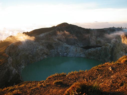 I laghi tricolori del cratere del vulcano Kelimutu vicino a Moni, Flores, Indonesia