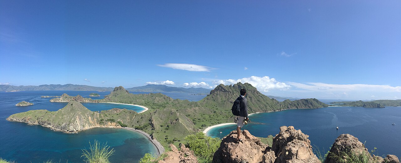 Pulau Padar adalah salah satu pulau yang termasuk wilayah konservasi Taman Nasional Komodo. Pulau Padar dapat dijangkau melalui jalur transportasi laut. Waktu tempuhnya sekitar 3-4 jam dari Pelabuh...