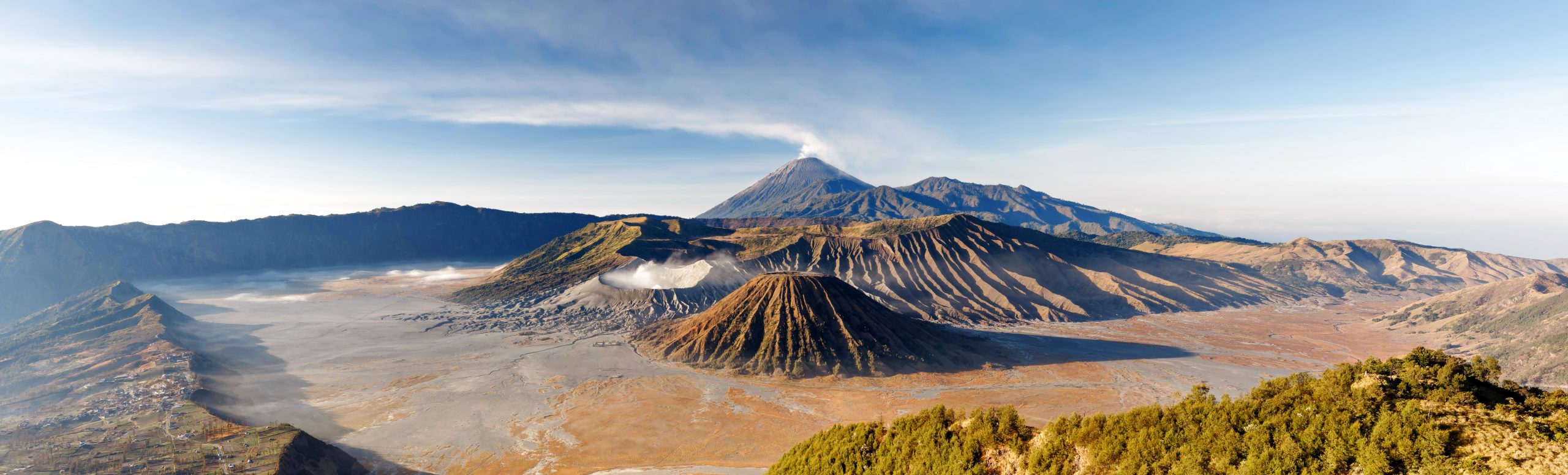 Panoramablick auf Mount Bromo, Mount Batok und Mount Semeru vom Aussichtspunkt bei Sonnenaufgang
